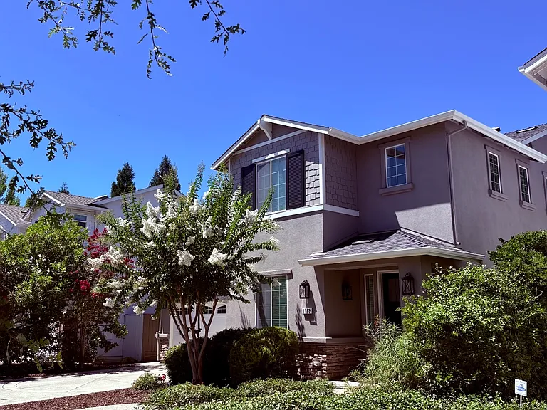 Beautifully maintained home in desirable Willowbank Park