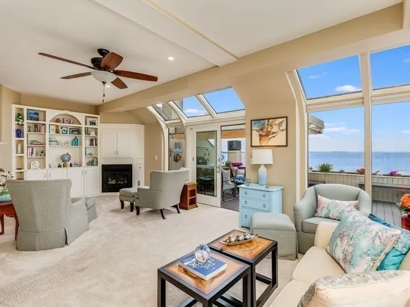 37 Oceanside Dr, Hull, MA 02045