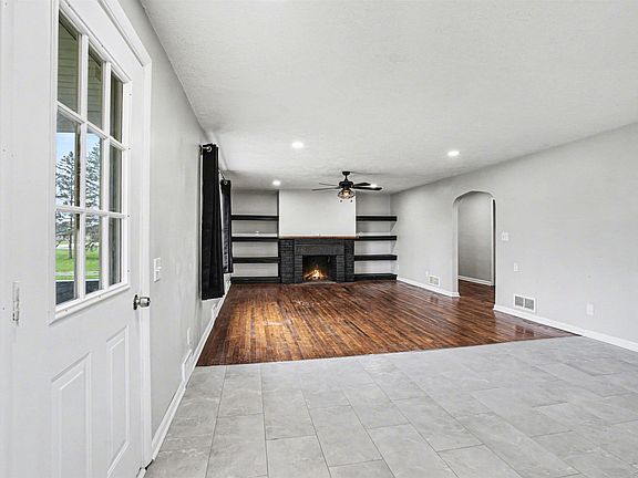 3rd image of 2695 S Center Rd