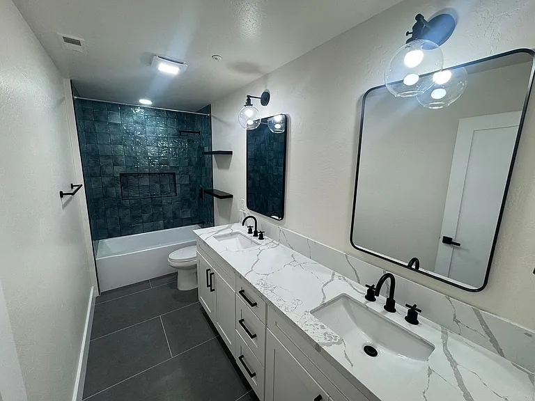 1047 Sangamon Ave — Photo 17