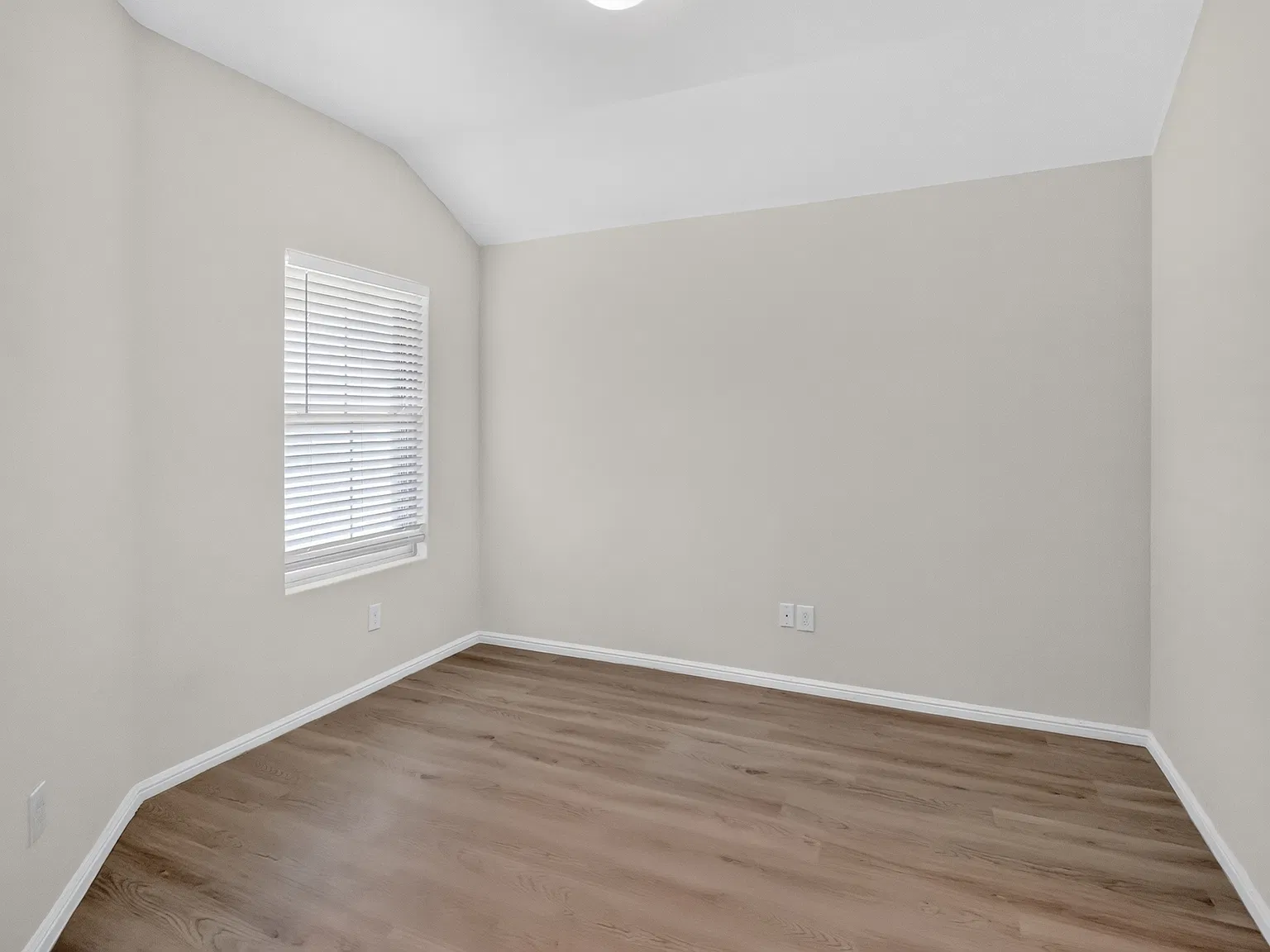 4 bed, 1802 sqft, $2,400 — Photo 3