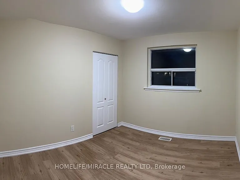 28 Alexandria Cres — Photo 4