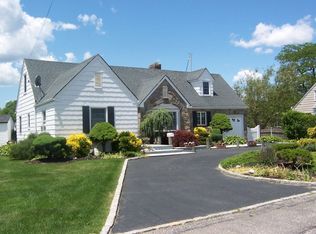 1215 Main St, Oakdale, NY 11769