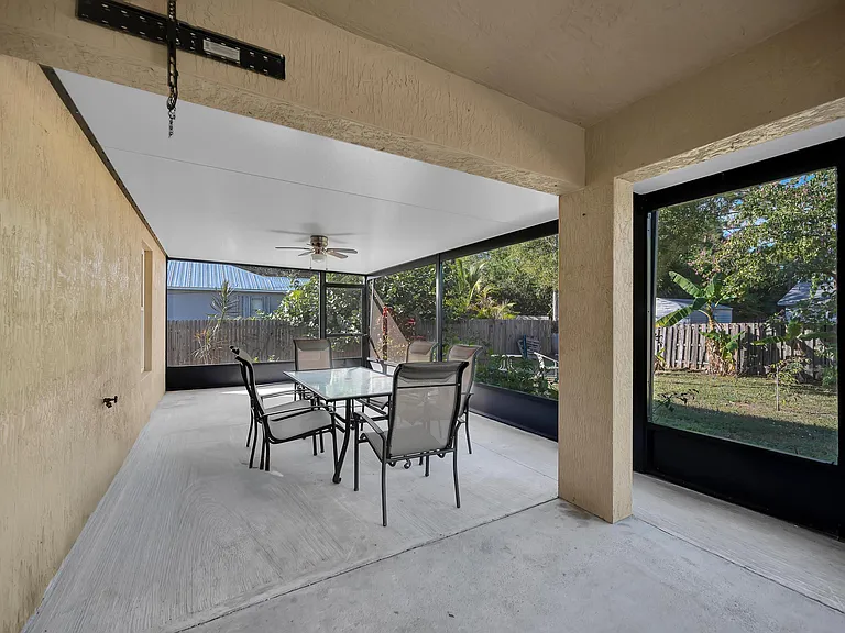 1037 SW Payne Ave — Photo 4