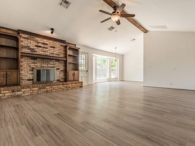 1006 W Neptune Rd — Photo 2