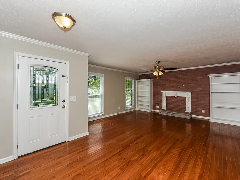 2121 Ravenwood Dr — Photo 3