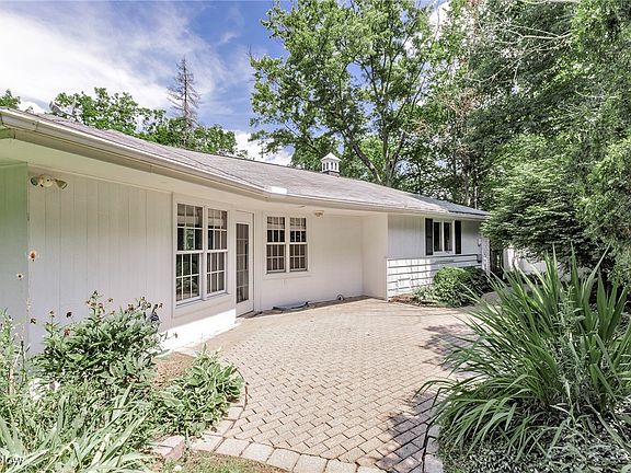 3rd image of 32 Lyndale Dr