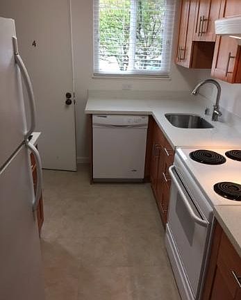 5th image of 440 Ravenswood Ave APT 4