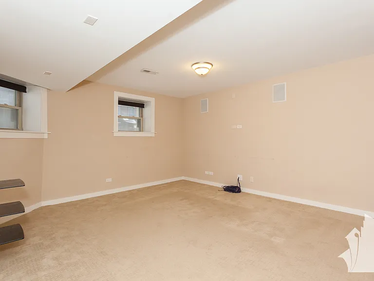 815 W Newport Ave #1R — Photo 16