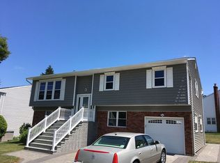 8 Jacob Rd, Plainview, NY 11803