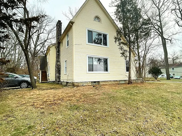 734 N River St — Photo 1
