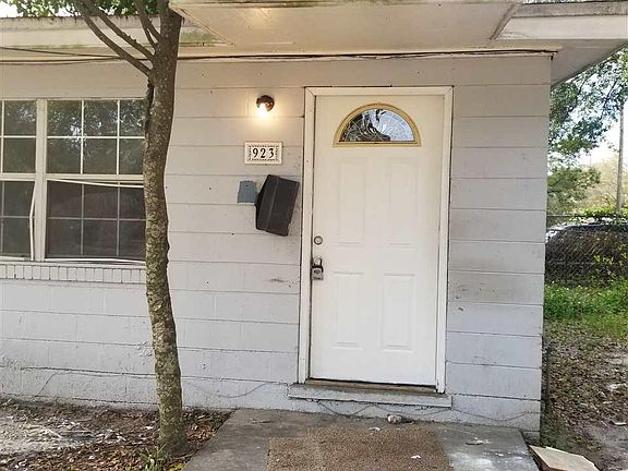 2nd image of 923 W De Soto St