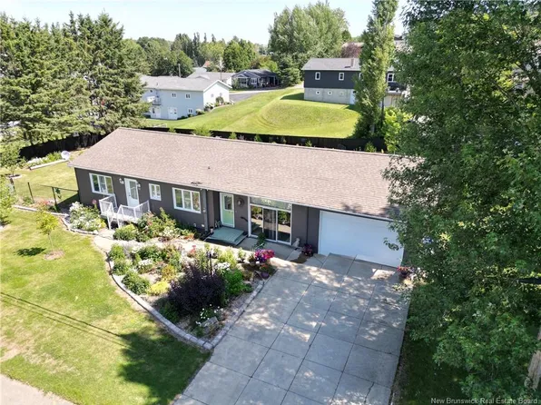 16 Beaulieu St, Grand Falls, NB E3Y 1C9