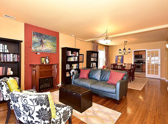 5th image of 468 W Montrose Ave