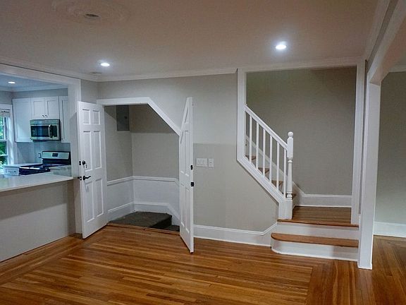 4th image of 202 Burns St #2