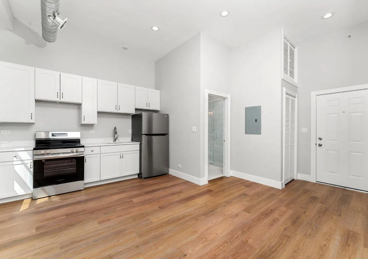 Brand New Luxury Apartments in Edgewater Steps from Loyola & the Lake! — Photo 2