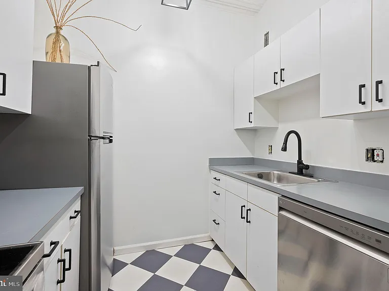 641 N 16th St #1R — Photo 7