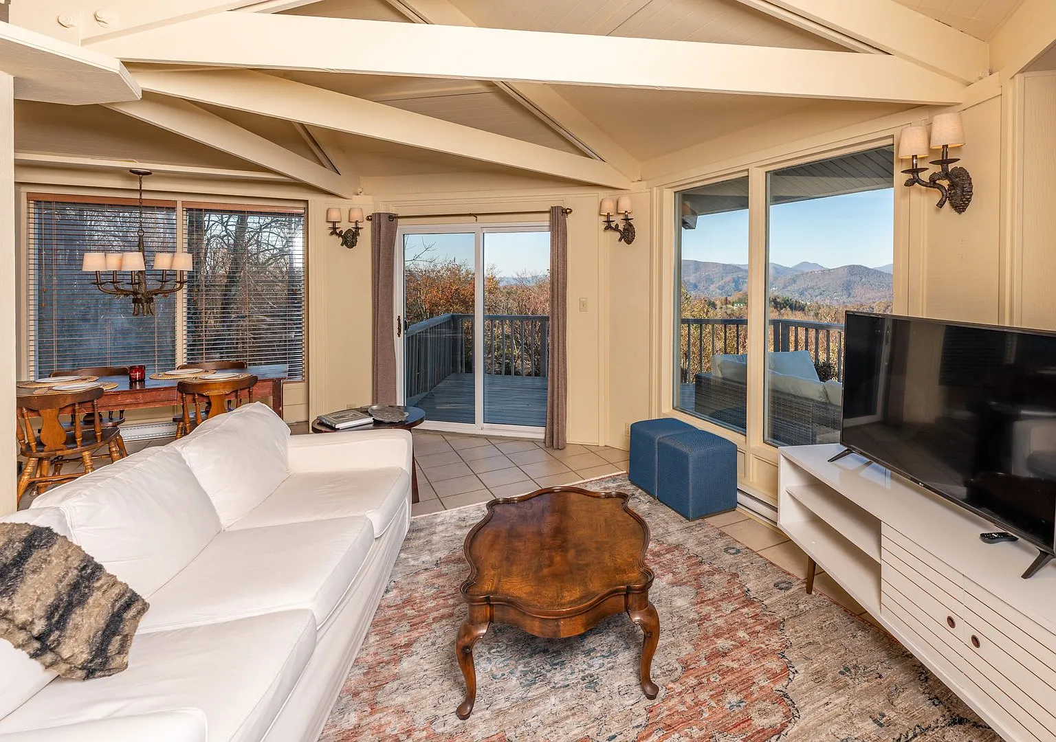 Two Bedroom with Breathtaking Views Overlooking Blue Ridge Mountains — Photo 2