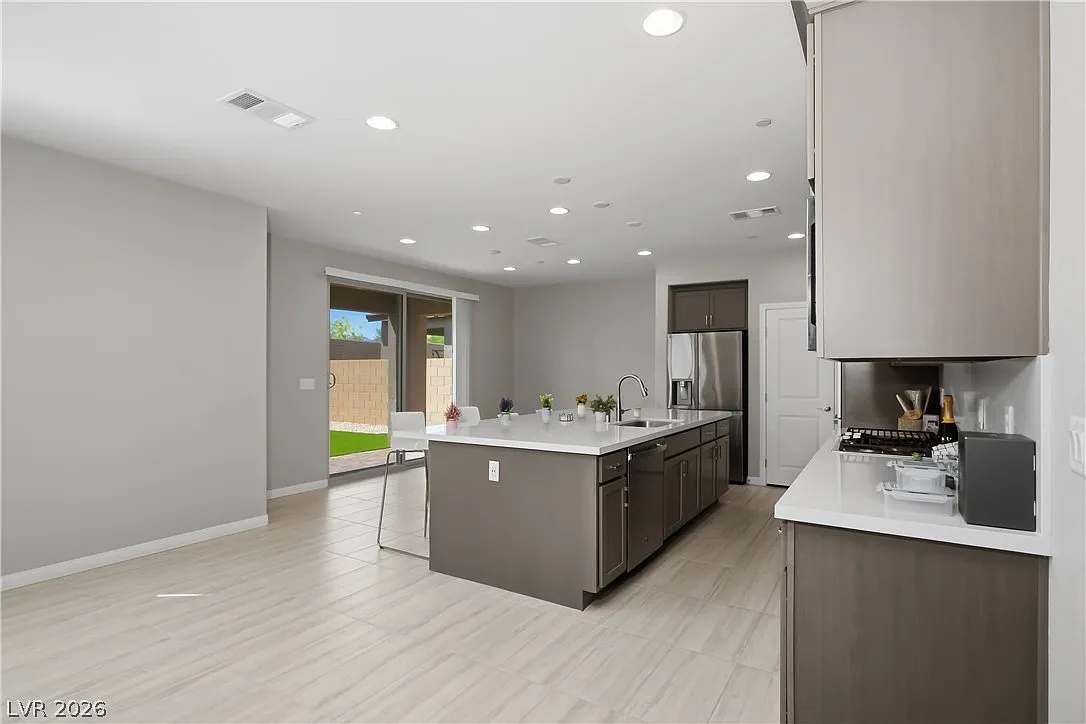 3 bed, 2.5 bath, 2614 sqft, $2,800 — Photo 4