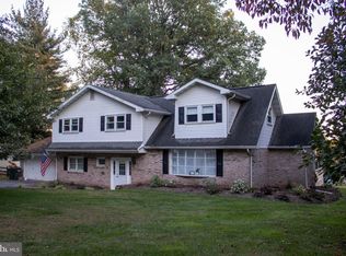 6 Lehoy Forest Dr, Leola, PA 17540