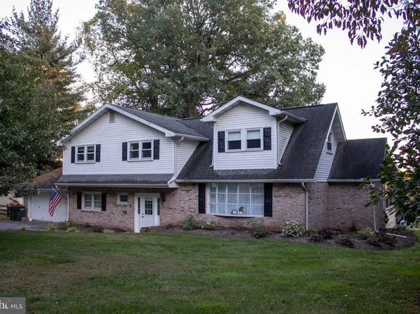 6 Lehoy Forest Dr, Leola, PA 17540