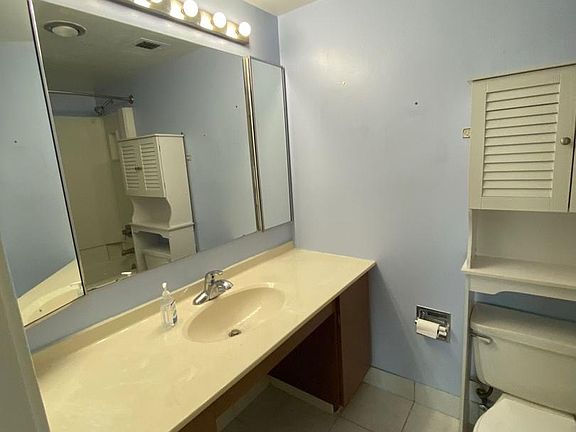 5th image of 205 Yoakum Pkwy Unit 1402