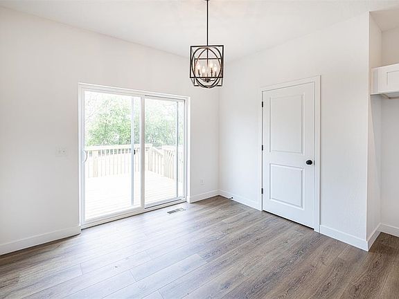 5th image of 2544 Elmwood Ave