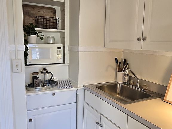 Plenty of storage in this kitchen!