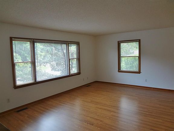 4th image of 993 Carriage Dr