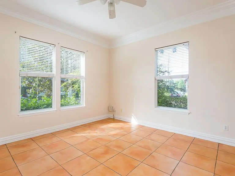 1607 Deleon St — Photo 13
