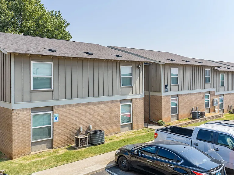 Yukon Heights Apartments — Photo 12