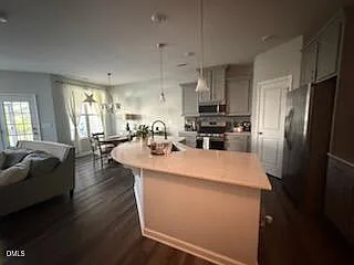 3 bed, 2.5 bath, $2,200 — Photo 2