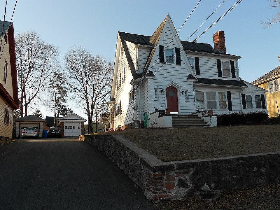 2nd image of 215 Fairlawn Ave