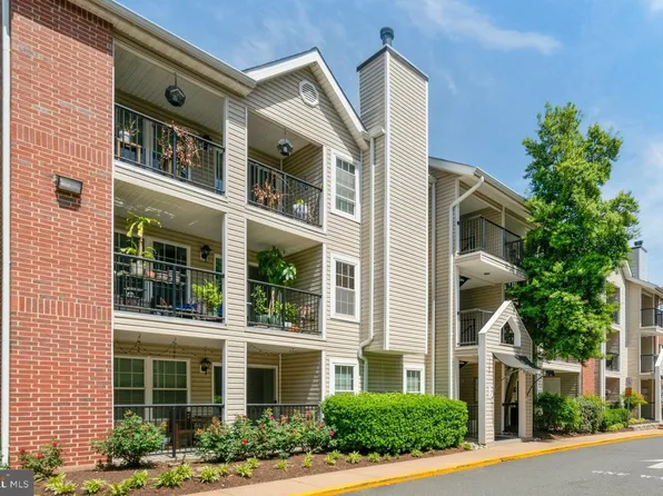 3308 Wyndham Cir APT 321, Alexandria, VA 22302