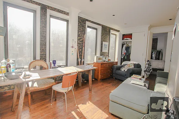 Rented by Jonis Realty | media 8