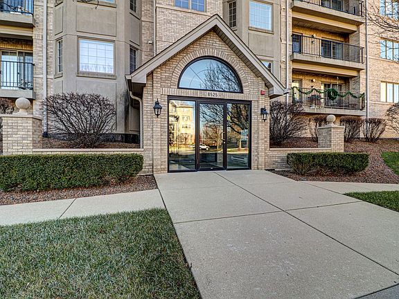 3rd image of 8525 Woodward Ave Unit 402