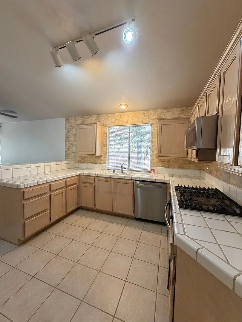 Single Story 3 bedroom home in Summerlin — Photo 4