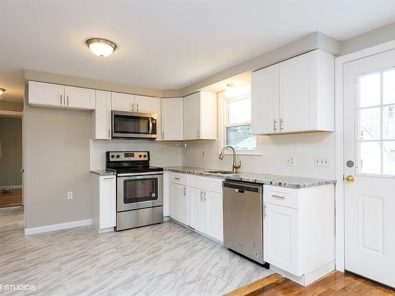 3rd image of 8 Greenlake Dr