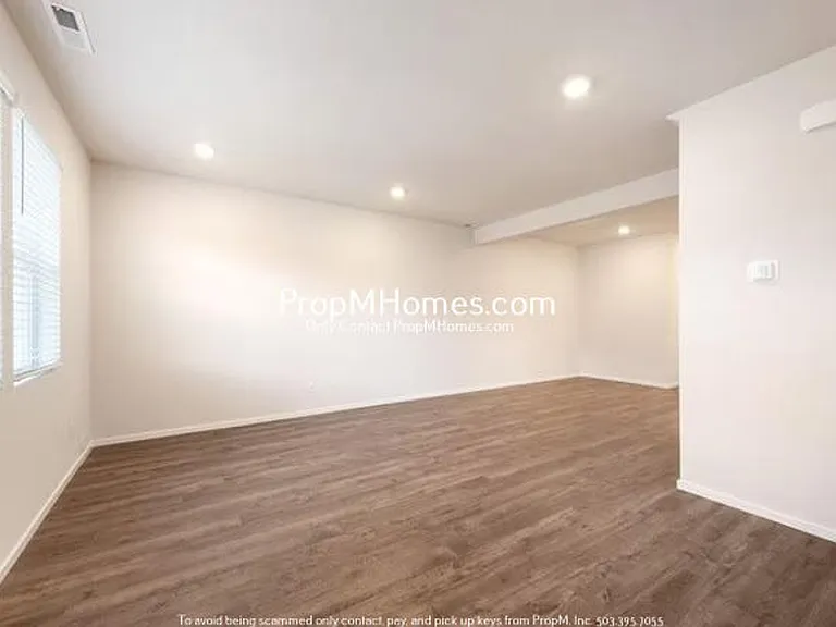 884 N 18th Ave — Photo 3