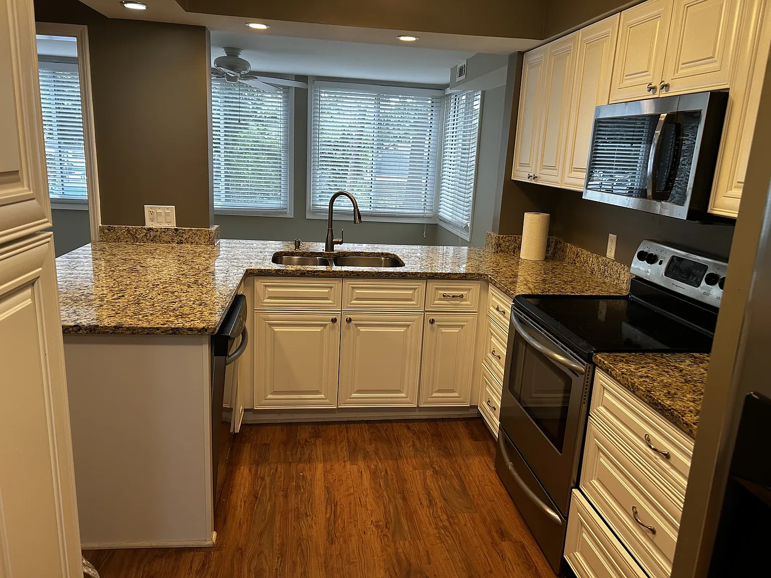 2 bed, 1093 sqft, $2,000 — Photo 4