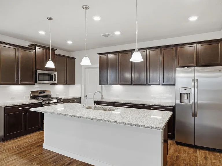 2431 Valencia Crst — Photo 8