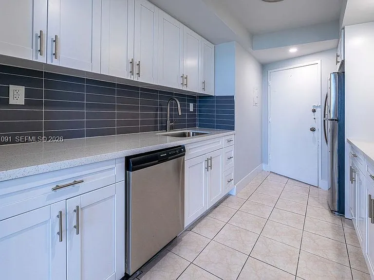 5401 Collins Ave #919 — Photo 9