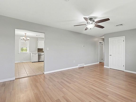 4th image of 2224 Newville Rd