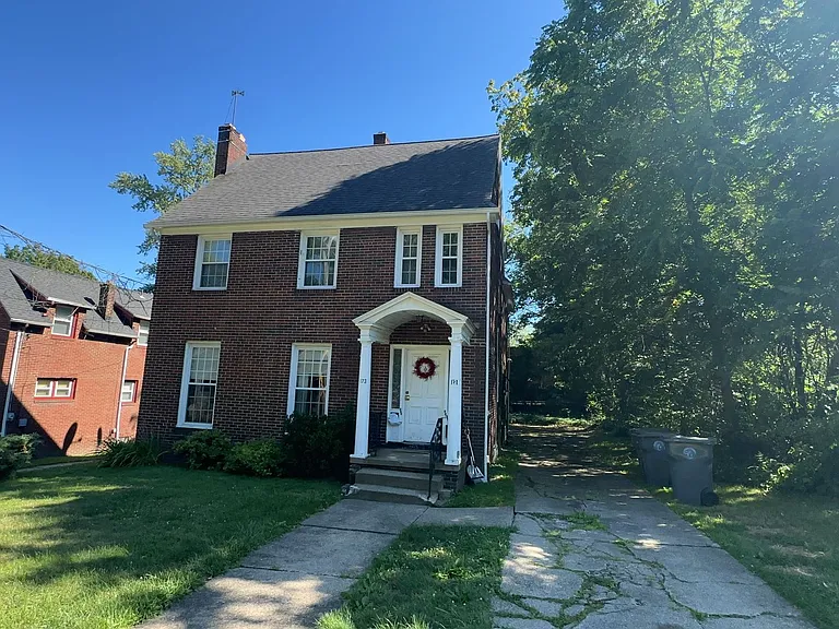 171 Upland Ave — Photo 2