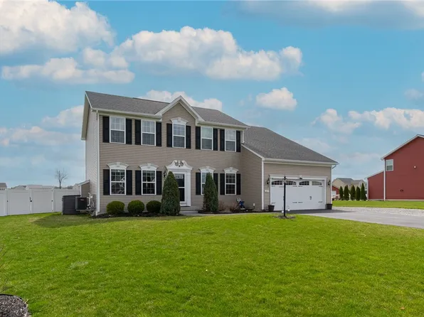 1609 Clovertrail Dr, Farmington, NY 14425