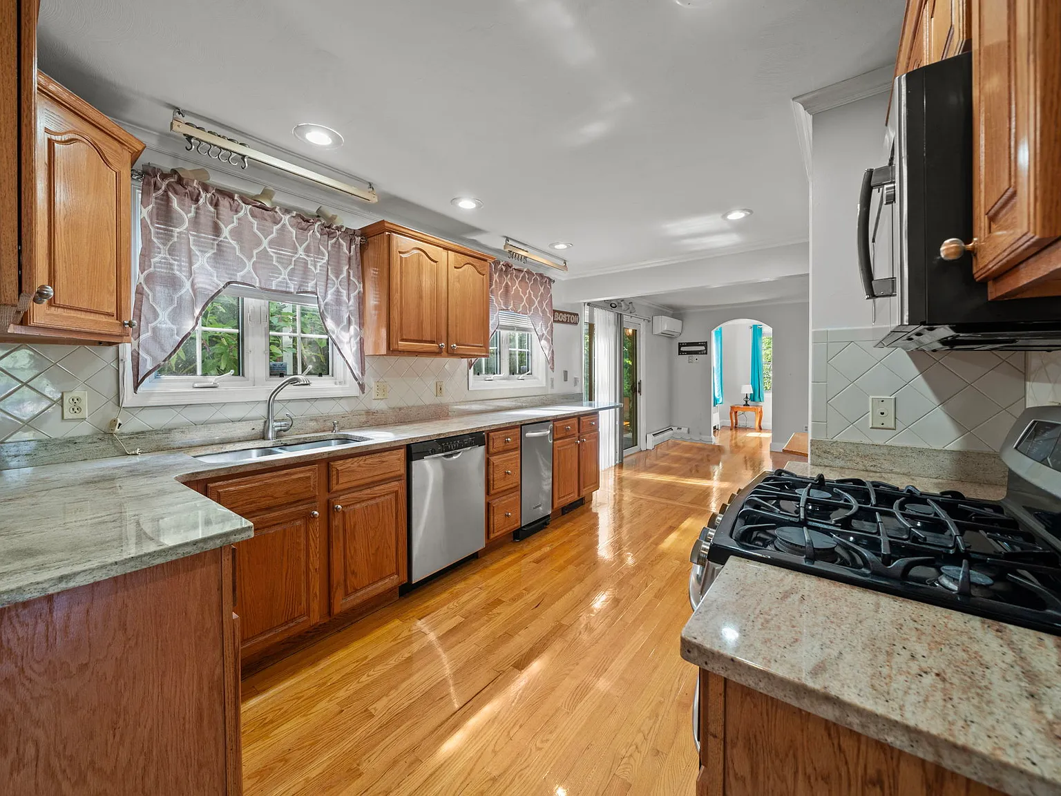 3 bed, 1800 sqft, $4,800 — Photo 2