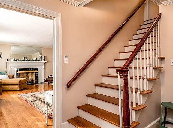 4th image of 305 Sharon Ave NW