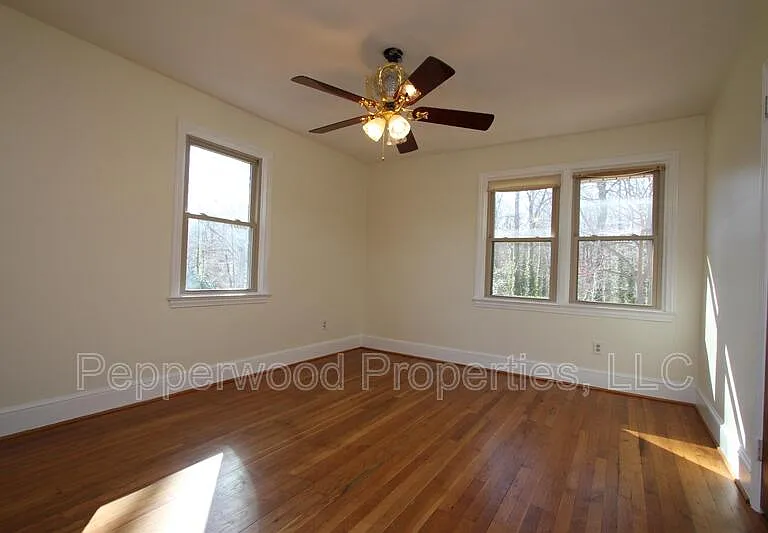 327 N Park Dr — Photo 4