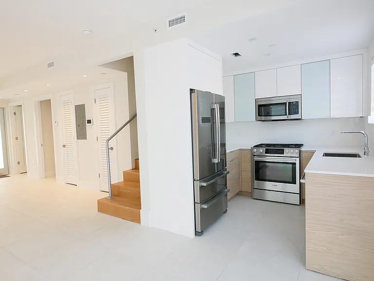 643 Jefferson Ave #9 — Photo 3