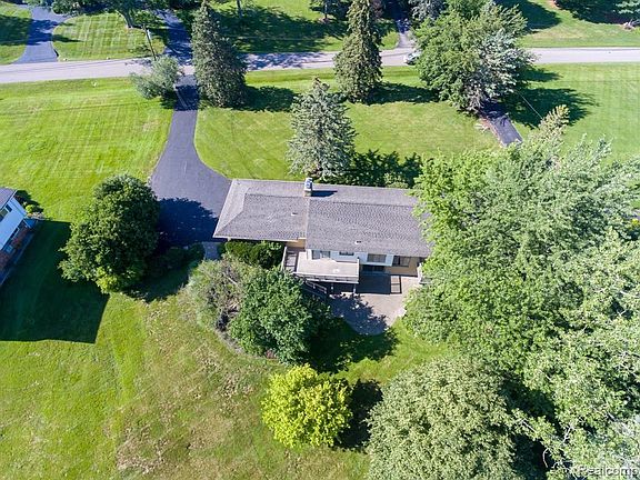 2nd image of 2533 Lake Charnwood Dr
